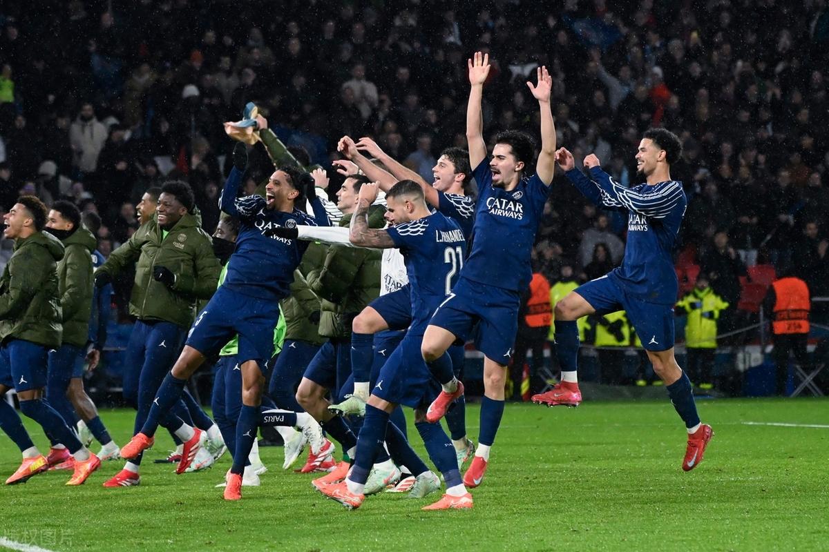 雷火电竞网站-曼城大比分取胜，领先晋级欧冠半决赛